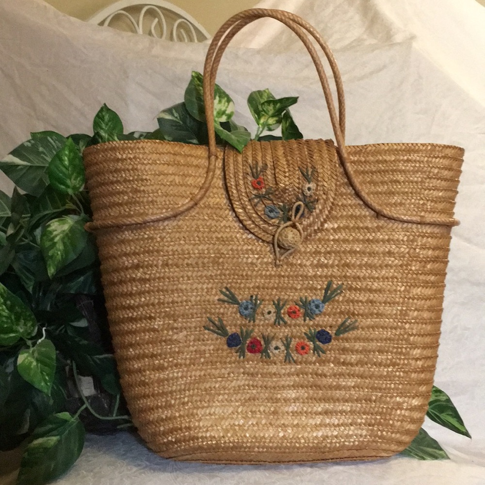Wicker handbag with flower embroidery